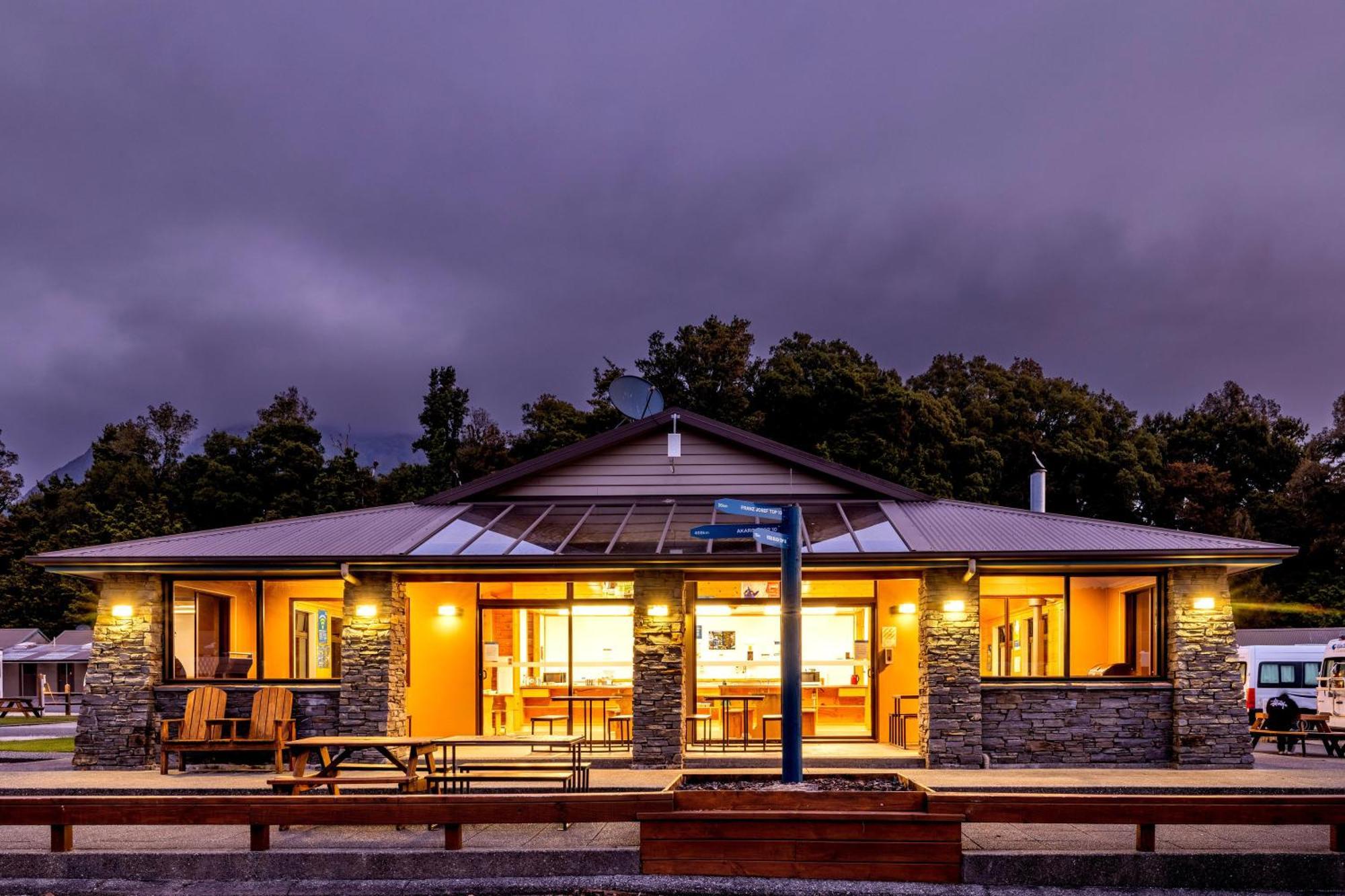 Fox Glacier Top 10 Holiday Park & Motels Buitenkant foto